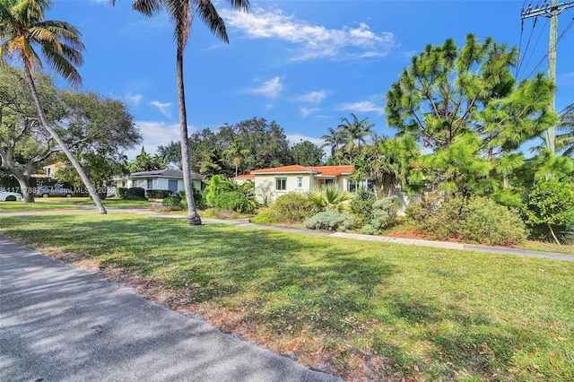 view of front facade featuring a front yard