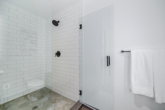 bathroom featuring tiled shower