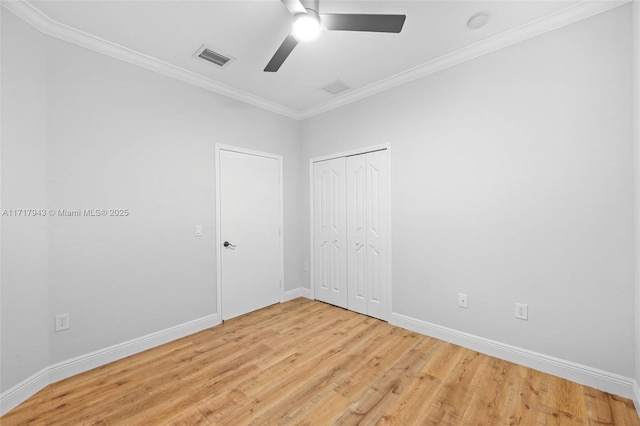 empty room featuring ceiling fan, light hardwood / wood-style flooring, and crown molding