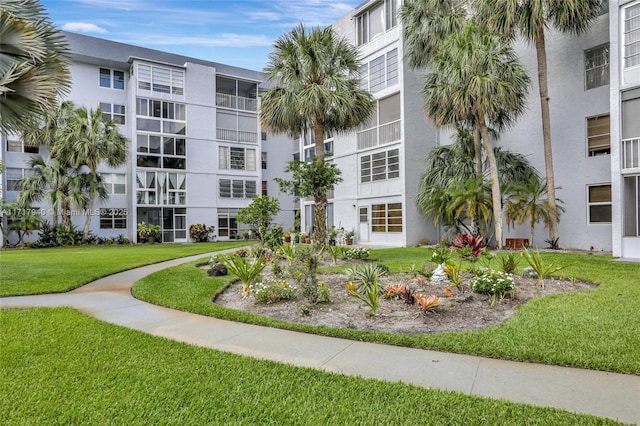 view of property's community featuring a lawn