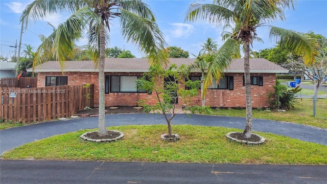 single story home with a front yard