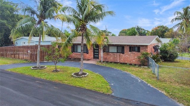 ranch-style house featuring a front yard