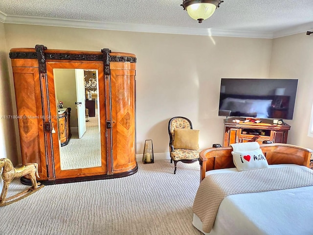 bedroom with carpet flooring, a barn door, crown molding, and a textured ceiling