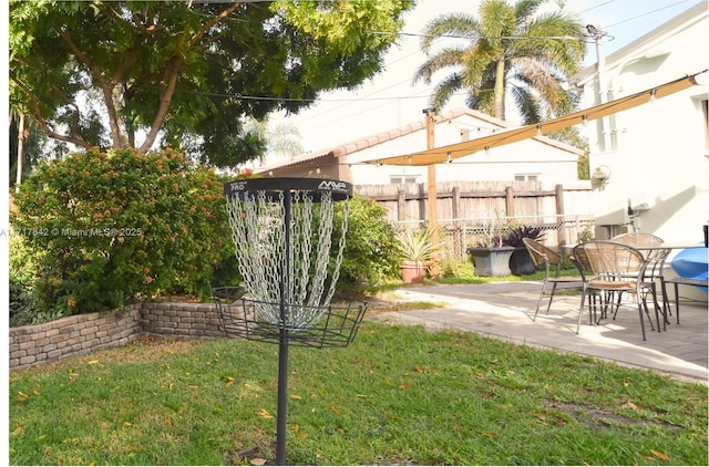 view of yard featuring a patio area