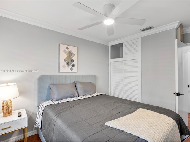 bedroom featuring ceiling fan, crown molding, and a closet