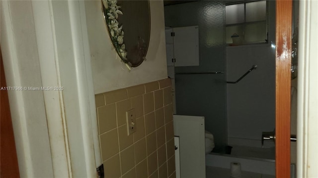 bathroom featuring tile walls