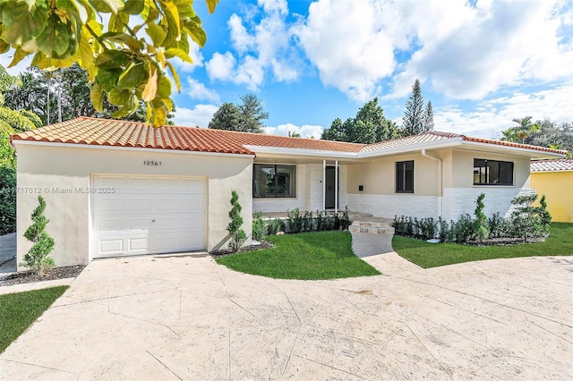 view of front of house with a garage and a front yard