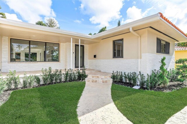 view of front of property with a front lawn