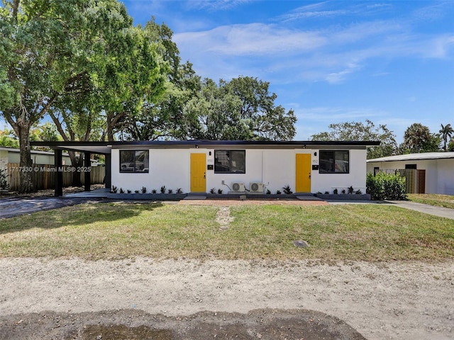 view of front facade featuring a carport and a front lawn