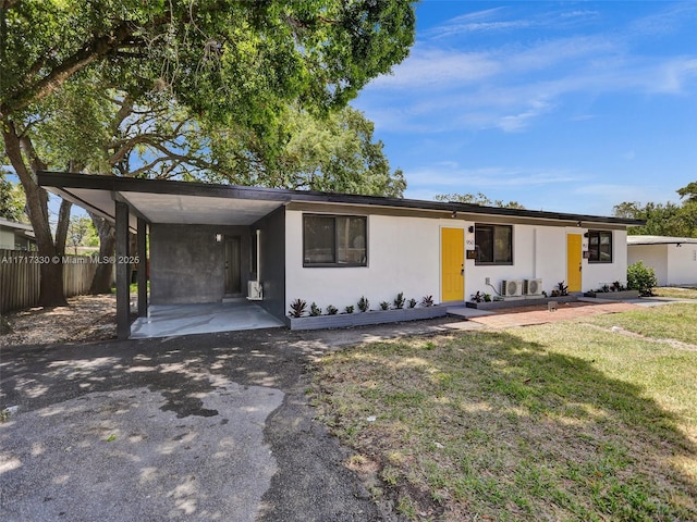 view of front of house featuring a front lawn and a carport