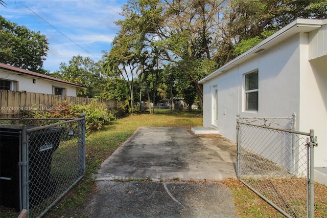 view of yard with a patio area