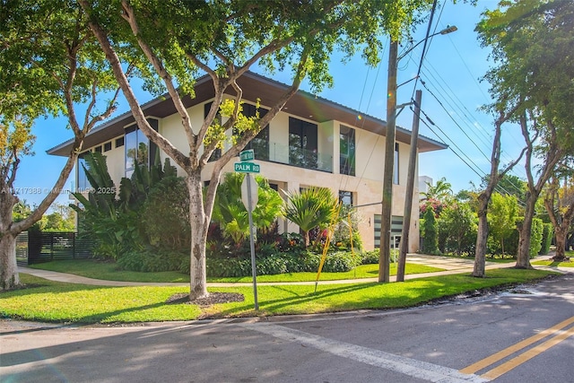 view of front of home featuring a front yard