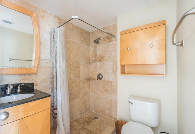 bathroom featuring a shower with curtain, vanity, and toilet