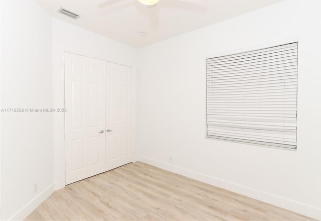 empty room featuring light wood-type flooring and ceiling fan