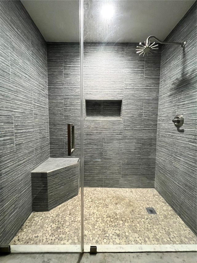 bathroom featuring a tile shower