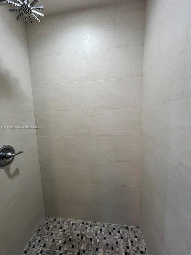 bathroom featuring a tile shower