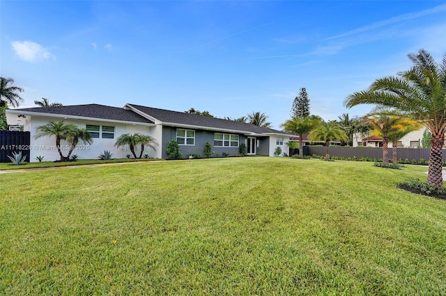 view of front of property featuring a front yard