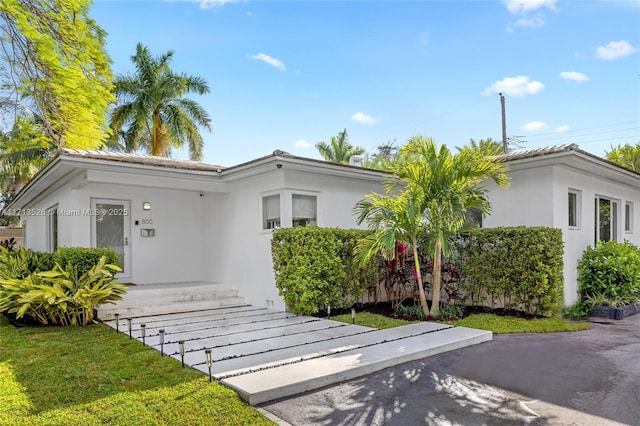 view of front of home featuring a front lawn