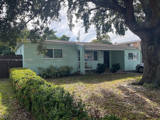 single story home with a front yard