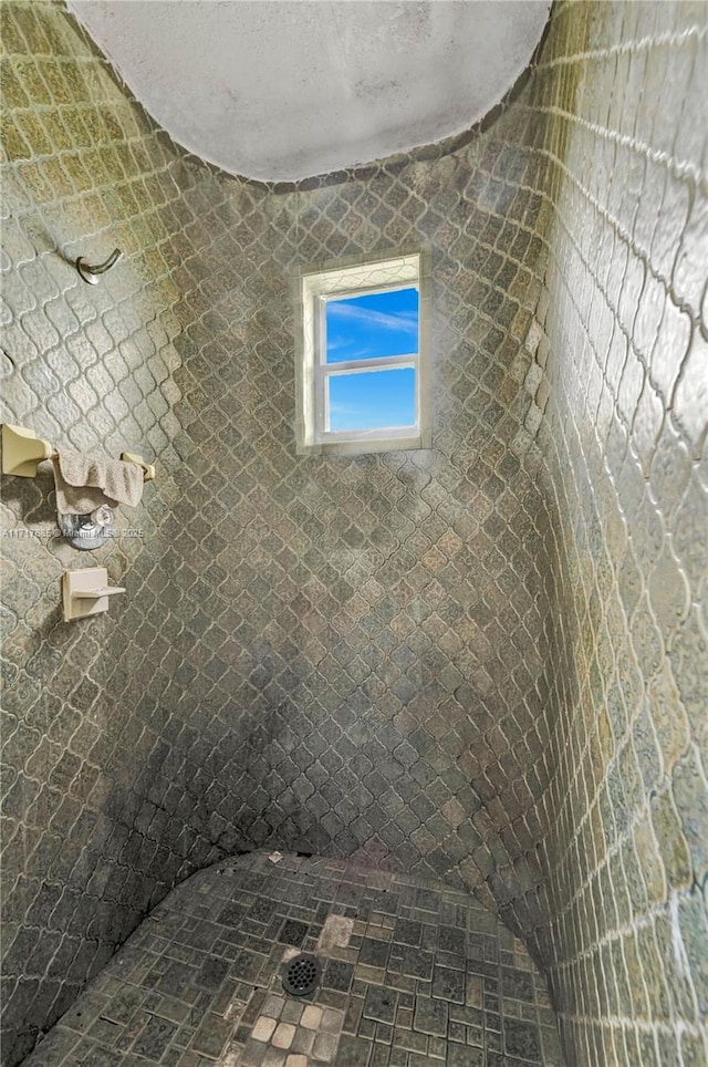 bathroom featuring tiled shower