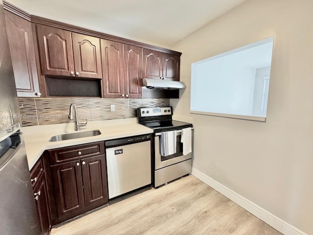 kitchen with sink, tasteful backsplash, light hardwood / wood-style floors, dark brown cabinets, and appliances with stainless steel finishes