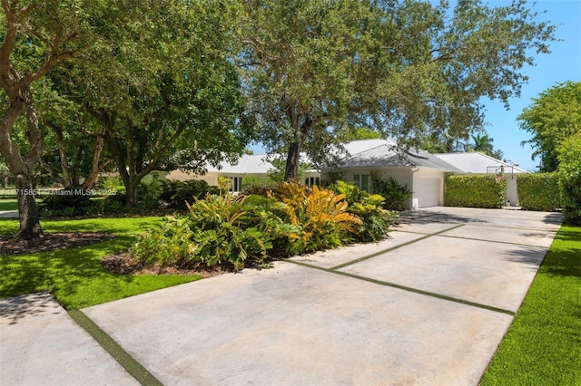 view of front of property featuring a front lawn and a garage