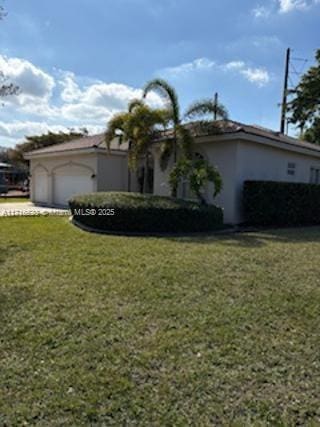 view of front of home featuring a garage and a front yard