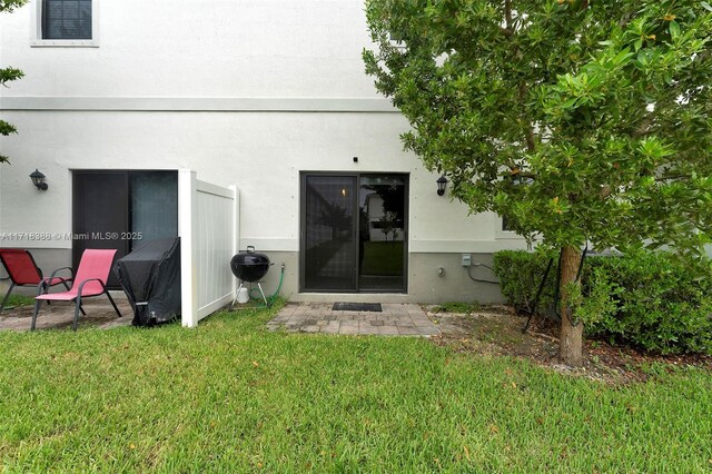 back of house featuring a yard