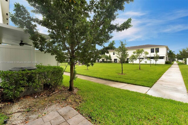 view of property's community featuring a yard