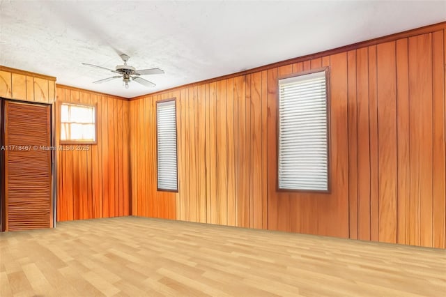 spare room featuring ceiling fan, a textured ceiling, and light hardwood / wood-style flooring