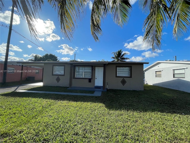 view of front of property featuring a front yard and a carport