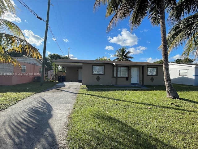 view of front facade featuring a front lawn and a carport