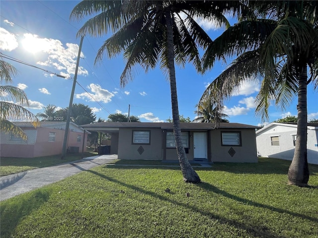 view of front of home featuring a front lawn and a carport