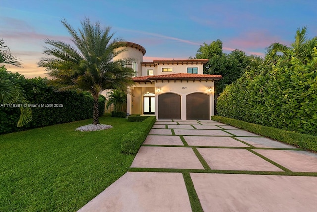 view of front of house with a lawn and a garage