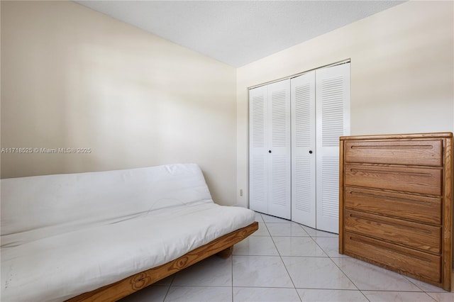 sitting room featuring light tile patterned floors