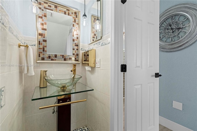 bathroom featuring decorative backsplash and sink