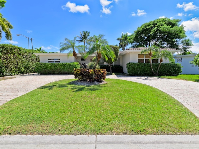 single story home with a front yard