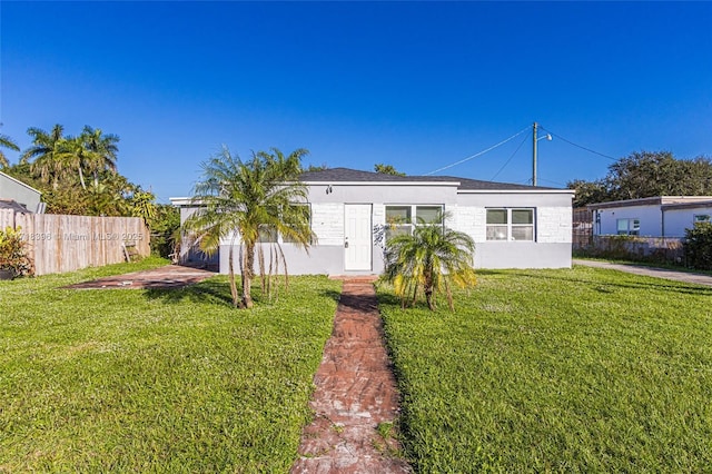 view of front of home featuring a front yard