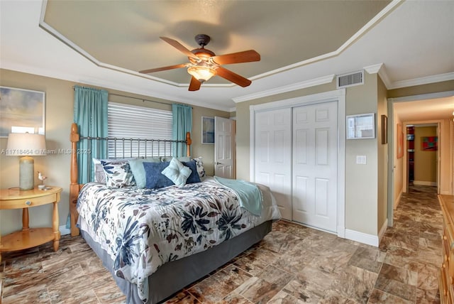 bedroom with ceiling fan, a closet, and ornamental molding