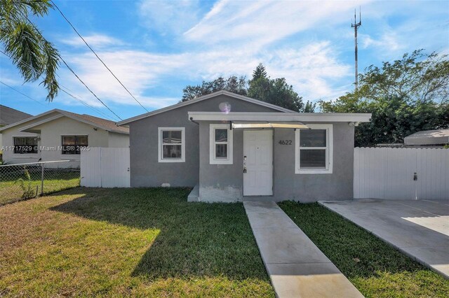 bungalow featuring a front yard