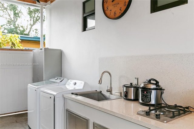 laundry room featuring sink and independent washer and dryer