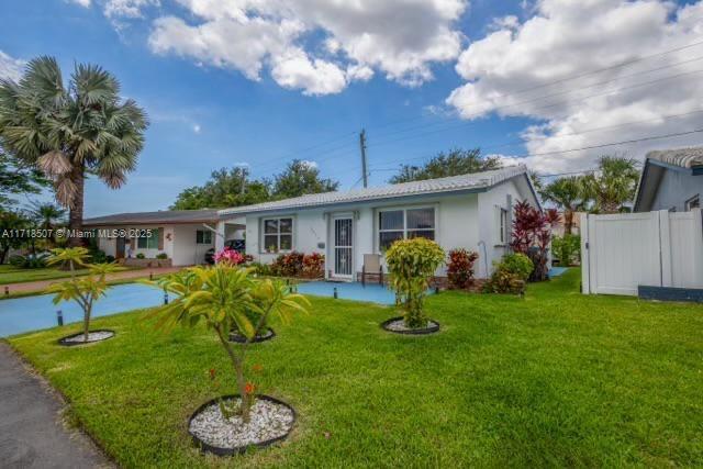 view of front of property with a front yard