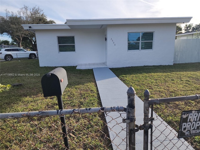 view of front of property featuring a front yard