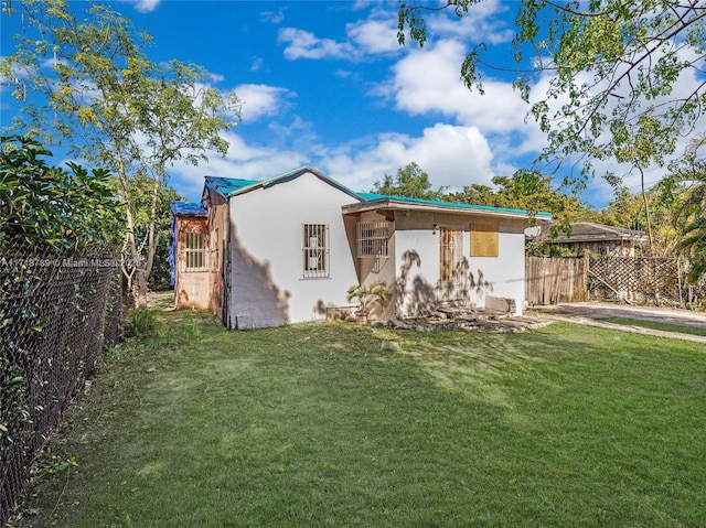 view of front of property featuring a front yard