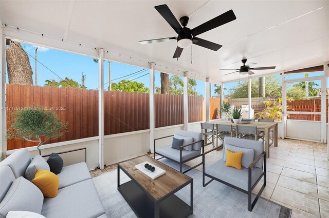 sunroom with ceiling fan