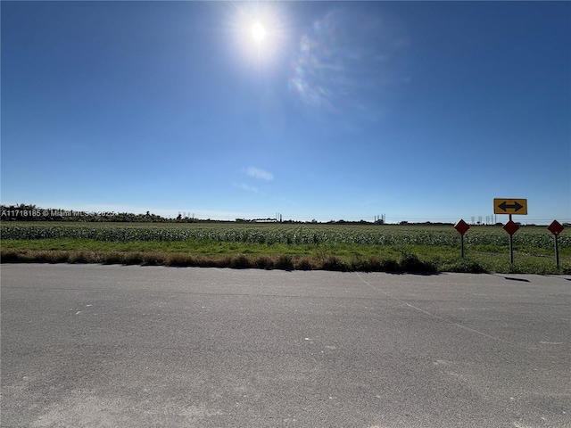 view of yard featuring a rural view