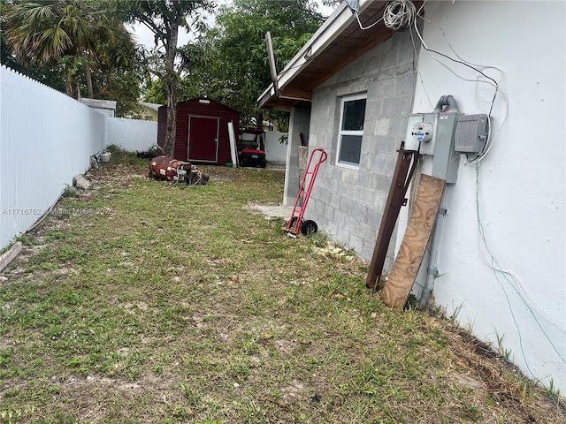 view of yard with a storage unit