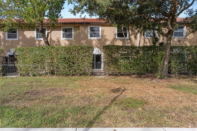 view of front of property featuring a front yard