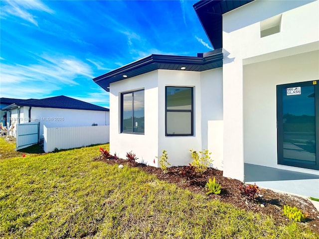 view of side of property featuring a lawn