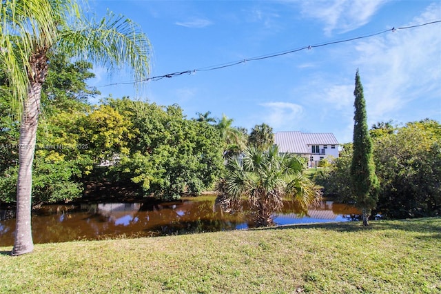 view of yard featuring a water view